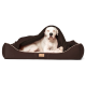 Ein großer weißer Hund, der bequem auf einem braunen Haustierbett ruht, teilweise mit einer Decke bedeckt, mit einem Holzschild, das "Bierendor" beschriftet ist.