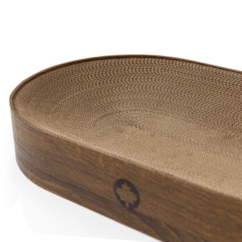 Nahaufnahme eines stilvollen Haustierbettes mit einem Holzrand und einem strukturierten, gewebten Innenraum in Beigetönen.