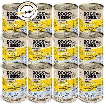 Zwölf Dosen DOGS'n TIGER Hundefutter, beschriftet mit 'Schlemmer-Menü', mit Huhn, Lachs und Karotten, mit einem Qualitätssiegel von FutterTester.de.