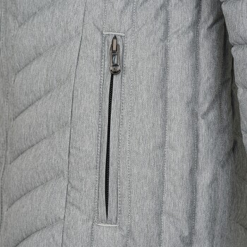 Nahaufnahme einer grauen, gesteppten Haustierjacke mit einem Reißverschlussfach und strukturiertem Stoff.