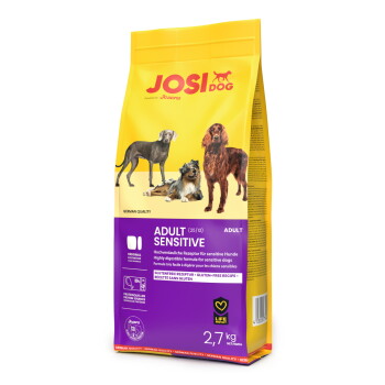 JosiDog Adult Sensitive Hundefutterbeutel, glutenfrei, 2,7 kg, mit Bildern von drei Hunden auf gelber und lila Verpackung.