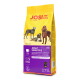 JosiDog Adult Sensitive Hundefutterbeutel, glutenfrei, 2,7 kg, mit Bildern von drei Hunden auf gelber und lila Verpackung.
