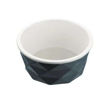 Eine stilvolle Futterschüssel für Haustiere mit einem geometrischen dunkelblauen Äußeren und einem glatten weißen Inneren, mit einem facettierten Design.