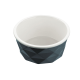 Eine stilvolle Futterschüssel für Haustiere mit einem geometrischen dunkelblauen Äußeren und einem glatten weißen Inneren, mit einem facettierten Design.