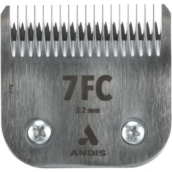 Andis Haarschneiderklinge mit der Bezeichnung '7FC' und einer Schneidlänge von 3,2 mm, mit scharfen Zähnen und einem metallischen Finish.