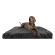 Ein grauer Weimaraner-Hund, der auf einem plüschigen, grauen Haustierbett mit einer weichen, flauschigen Textur entspannt.