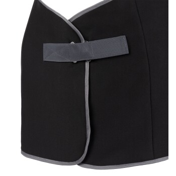 Schwarzer Haustiermantel mit grauem Besatz und sicherem Riemenverschluss, entworfen für Wärme und Komfort.