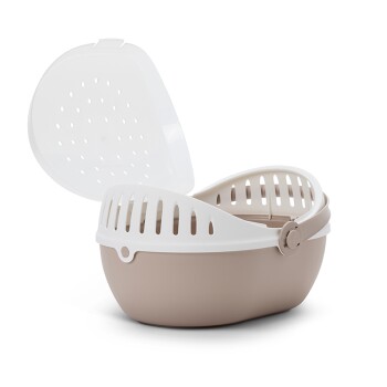 Eine beige Haustiertrage mit einem weißen, perforierten Deckel, teilweise geöffnet, die ihr geräumiges Inneres und die Belüftungsöffnungen zeigt.