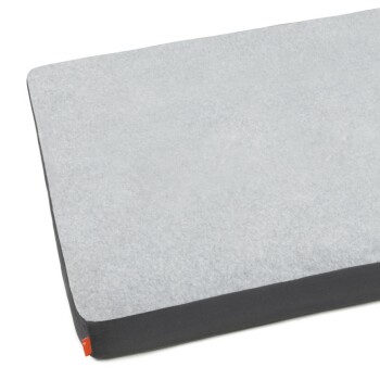 Nahaufnahme eines Haustierbettstoffs mit einer weichen grauen Oberseite und einer dunklen strukturierten Unterseite, gebrandet mit "Doctor Bark® MADE IN GERMANY."