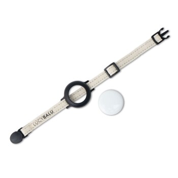 Ein beiges Haustierhalsband mit einem schwarzen Ring und einer Schnalle, beschriftet mit "LUCY & BALU," neben einem weißen runden Anhänger.