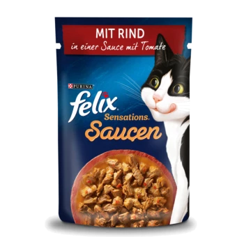 Katzenfutterverpackung mit Felix Sensationen mit Rindfleisch in einer Tomatensauce, illustriert mit einer lächelnden schwarz-weißen Katze.