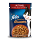 Katzenfutterverpackung mit Felix Sensationen mit Rindfleisch in einer Tomatensauce, illustriert mit einer lächelnden schwarz-weißen Katze.