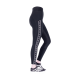 Ein Modell trägt schwarze Leggings mit einem stilvollen seitlichen Design, das Punkte und Netzpaneele zeigt, kombiniert mit schwarzen Turnschuhen.