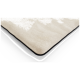 Eine Nahaufnahme einer weichen, beigen Haustiermatte mit schwarzem Rand, die ihre plüschige Textur und ihr sauberes Design zeigt.
