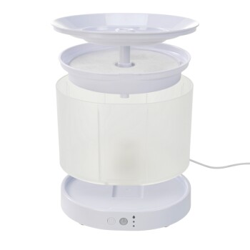 Fontaine à eau pour animaux de compagnie blanche avec un réservoir transparent, dotée d'un bol supérieur et d'un bouton d'alimentation à la base.