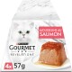 Boîte Purina Gourmet Revelations pour chat avec un chat blanc à poils longs et mousseline au saumon sur assiette ; texte « MOUSSELINE AU SAUMON » et « 4x 57 g »