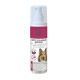 Fles Take Care Anti-Plaque Spray voor huisdieren, met een lachende hond, met tekst in meerdere talen over tandheelkundige zorg en plaque-reductie.
