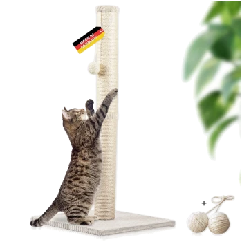 Getigerte Katze kratzt an einem beigen Sisal-Kratzbaum mit einem "Made in Germany"-Etikett und zwei Seilbällen in der Nähe.