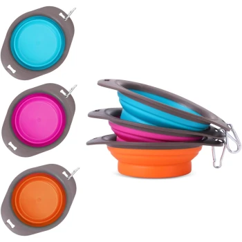 Vier zusammenklappbare Haustiernäpfe in lebhaften Farben (blau, pink, orange), übereinander gestapelt, mit einem grauen Rand und einem Clip für einfaches Tragen.