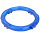 Anneau de jouet pour animaux en plastique bleu avec des sections découpées pour une prise facile, conçu pour un jeu interactif.