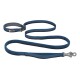Eine blaue, bungee-artige Hundeleine mit gepolstertem Griff und einem Metallclip, mit dem Ruffwear-Logo auf dem Griff.
