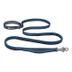 Eine blaue, bungee-artige Hundeleine mit gepolstertem Griff und einem Metallclip, mit dem Ruffwear-Logo auf dem Griff.