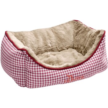Ein gemütliches Haustierbett mit einem rot-weißen Karomuster und einem weichen beigen Kunstfell-Innenraum, bestickt mit "Hunter."