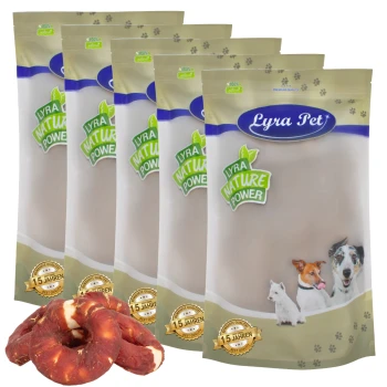 Fünf Beutel Lyra Pet Natural Power Haustierfutter, mit einer Grafik von Hund und Katze, mit einem Fleischleckerlis davor.