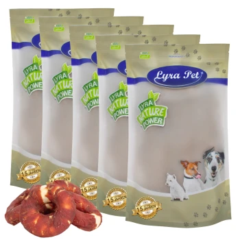 Fünf Beutel Lyra Pet Natural Power Haustierfutter, mit einer Grafik von Hund und Katze, mit einem Fleischleckerlis davor.