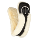 Ein weicher, cremefarbener Fleece-Pferdegurt mit einem schwarzen Nylonriemen und einer silbernen Schnalle, mit dem Markennamen 'EQUINATE.'