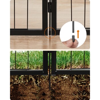 Bild eines Haustier-Spielzauns mit Fokus auf den Verriegelungsmechanismus an der Basis, der eine Hand zeigt, die demonstriert, wie man ihn im Boden sichert.