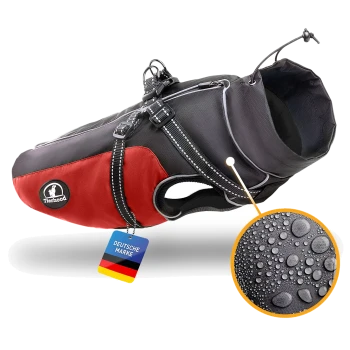 Eine wasserdichte Hundejacke in Schwarz und Rot, mit einer Befestigung für ein Geschirr, mit einem Etikett, das 'DEUTSCHE MARKE' und ein Tropfensymbol zeigt.