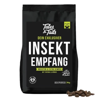 Schwarzer Beutel Tales & Tails Insektenbasiertes Hundefutter, 4kg, mit deutschem Text und Trockenfutterstücken daneben.