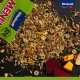 Eine bunte Auswahl an Haustierfutterzutaten, einschließlich getrockneter Früchte, Samen und Pellets, verstreut neben einer offenen grünen Vitakraft-Tüte.