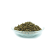 Eine Glasschüssel, gefüllt mit einem Haufen kleiner, brauner Haustierfutterkibble vor einem weißen Hintergrund.