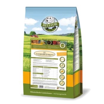 Ein 2,5 kg Sack BELFOR Haustierfutter, beschriftet mit "NATURFARM-SCHMAUS," vor einer malerischen ländlichen Kulisse.