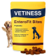 Gelbe VETINESS-EnteroFit-Bites-Tasche mit Aufdruck ‚Probiotika‘, verstreuten Kroketten und einem Golden Retriever neben der Verpackung.