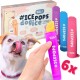 Ein verspielter Hund mit herausgestreckter Zunge schaut auf eine Hand, die ein buntes Eis hält, mit der Verpackung "#ICEPOPS dogice" im Hintergrund.