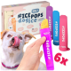 Ein verspielter Hund mit herausgestreckter Zunge schaut auf eine Hand, die ein buntes Eis hält, mit der Verpackung "#ICEPOPS dogice" im Hintergrund.