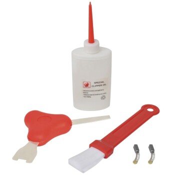 Eine Flasche spezielles Schermaschinenöl mit einer roten Düse, einem roten Reinigungswerkzeug, einer Bürste und zwei kleinen Metallaufsätzen auf einem weißen Hintergrund.