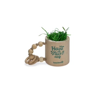 Holzspielzeugbecher mit grünem Gras und einem Griff aus Perlen, mit dem Text 'Have a Nice Day' und dem Markennamen 'beeztees.'