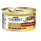 Eine Dose Purina Gourmet Gold Katzenfutter mit einer weißen Katze auf dem Etikett, beschriftet mit 'Zarte Häppchen in Sauce mit Lachs und Huhn.'