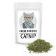 Eine Tüte Katzenminze, beschriftet mit "KATER KASIMIR CATNIP", mit einer illustrierten Katze, die eine Brille und einen Schal trägt, mit loser Katzenminze, die daneben verschüttet ist.