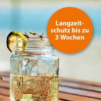 Ein sprudelndes Getränk in einem Glasgefäß mit einer Limettenscheibe, umgeben von Insekten und einem orangefarbenen Kreis, der sagt: "Langzeitschutz bis zu 3 Wochen."