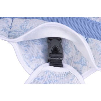 Nahaufnahme eines blauen und weißen Haustiergeschirrs mit einem Netzdesign und einer schwarzen verstellbaren Schnalle.