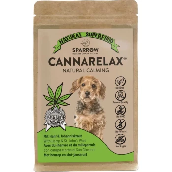 Emballage de supplément apaisant pour animaux Cannarelax avec un petit chien, mettant en avant le chanvre, la millepertuis, et des affirmations d'être naturel et non-OGM.