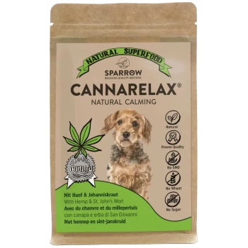 Cannarelax beruhigendes Haustierergänzungsmittel-Paket mit einem kleinen Hund, das Hanf, Johanniskraut und die Behauptungen, natürlich und nicht gentechnisch verändert zu sein, hervorhebt.