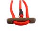 Rote geflochtene Hundeleine mit Holzgriff und Metallclip, isoliert auf weißem Hintergrund.