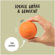 Eine Person hält einen orangefarbenen Haustier-Spielball mit einem Kronenlogo, mit dem Text "Ideale Größe & Gewicht" und den Maßen 6,5 cm und 170 g.