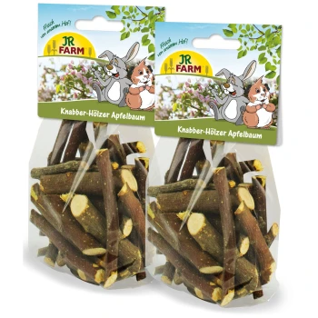 Zwei transparente Tüten mit JR FARM Apfelbaum-Kauspielzeugen für kleine Haustiere, die verspielte Cartoonkaninchen auf der Verpackung zeigen.